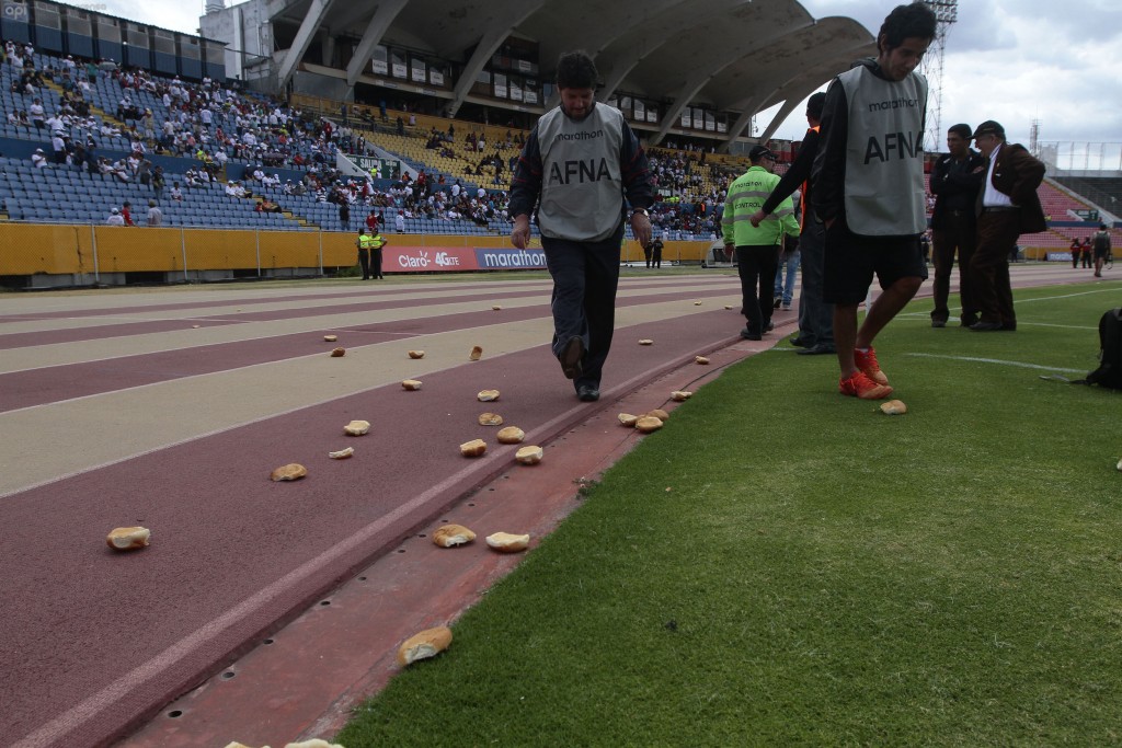 ECUADOR, Quito :  2015/08/23 - Deportivo Quito vs Liga de Quito, en la foto inchada de liga arroja panes a los jugadores del deportivo Quito. API / JUAN CEVALLOS.