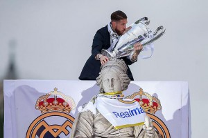 MADRID, SPAIN - MAY 29: Captain Sergio Ramos of Real Madrid kisses the Trophy as he touches Cibeles font head as he celebrate with his team and fans at Cibeles square after winning the Uefa Champions League Final match agains Club Atletico de Madrid on May 29, 2016 in Madrid, Spain. (Photo by Gonzalo Arroyo Moreno/Getty Images)