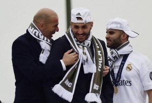 Real Madrid's French coach Zinedine Zidane (L) and Real Madrid's French forward Karim Benzema celebrate the team's win on Plaza Cibeles in Madrid on May 29, 2016 after the UEFA Champions League final foobtall match between Real Madrid CF, Club Atletico de Madrid held in Milan, Italy. / AFP / JAVIER SORIANO        (Photo credit should read JAVIER SORIANO/AFP/Getty Images)