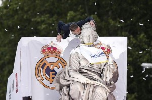 MADRID, SPAIN - MAY 29: Captain Sergio Ramos of Real Madrid places a Real Madrid scarf at Cibeles statue during their team celebration at Cibeles Square after winning the UEFA Champions League Final match against Club Atletico de Madrid on May 29, 2016 in Madrid, Spain. (Photo by Burak Akbulut/Anadolu Agency/Getty Images)
