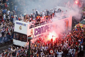 MADRID, SPAIN - MAY 29:  Real Madrid CF players celebrate with their fans at Cibeles Square after winning the Uefa Champions League Final match against Club Atletico de Madrid on May 29, 2016 in Madrid, Spain.  (Photo by Pablo Blazquez Dominguez/Getty Images)