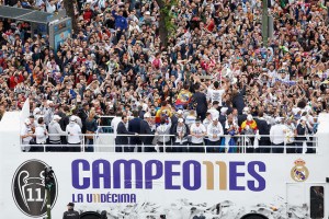 MADRID, SPAIN - MAY 29:  Real Madrid CF players celebrate with their fans at Cibeles Square after winning the Uefa Champions League Final match against Club Atletico de Madrid on May 29, 2016 in Madrid, Spain.  (Photo by Pablo Blazquez Dominguez/Getty Images)