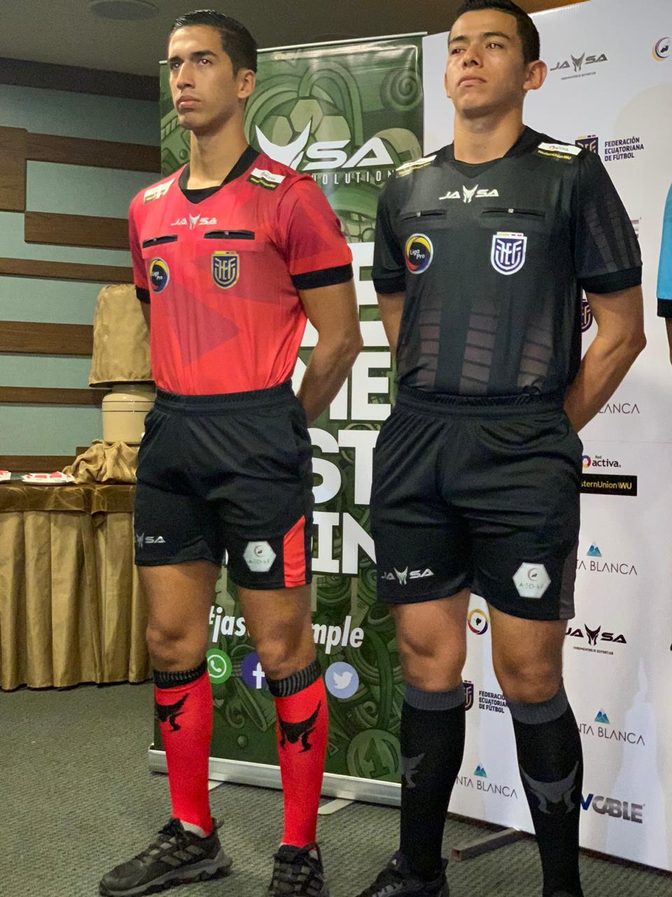 FOTO) Árbitros presentaron uniformes para la Liga 2020 |