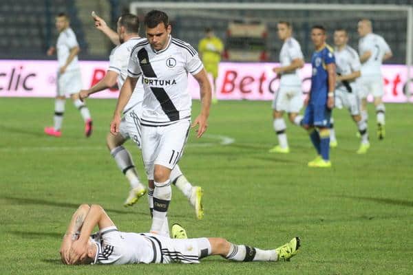 (FOTO) SIGUE LA VIOLENCIA: Piedrazo a un jugador en la EUROPA LEAGUE