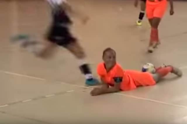 (VIDEO) BRUTAL agresión en el fútbol femenino en Brasil