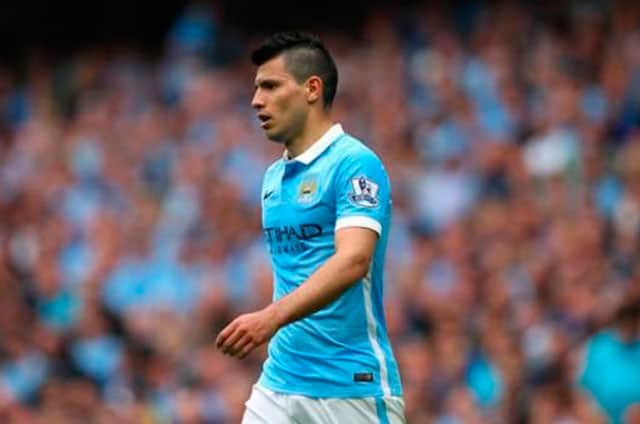 (VIDEO) SU LADO HUMANO: Agüero paró el partido para que atiendan a un hincha