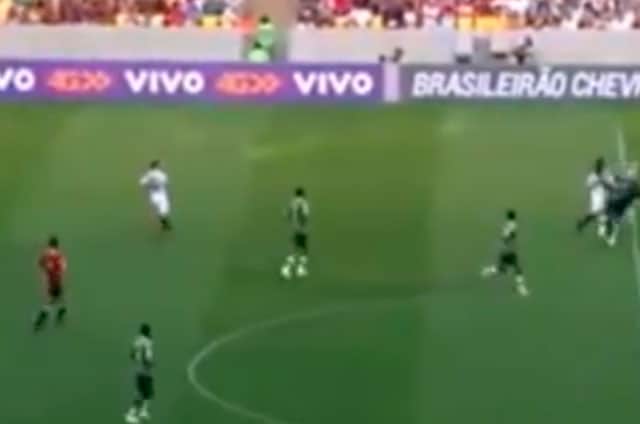 (VIDEO) ¡TREMENDO BLOOPER! Quiso despejar y lesionó a su compañero