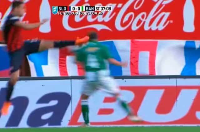 (VIDEO) ¡DURÍSIMO! Terrible patada en el fútbol argentino