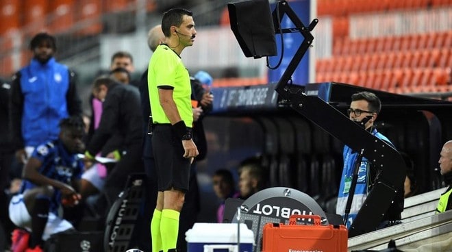 El nuevo reglamento del fútbol: más VAR, penaltis, manos y sanciones