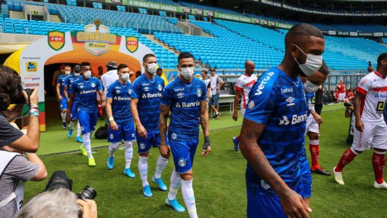 PROPUESTA MUY NOVEDOSA: El fútbol, con mascarillas