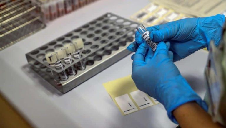 Un nuevo tratamiento hace que pacientes graves de COVID-19 se recuperen en días