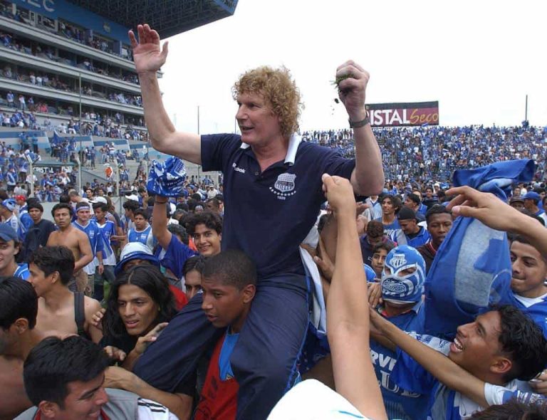 Poroso: “El profe Motta le pasaba la lengua a la foto de su abuelita, como cábala”