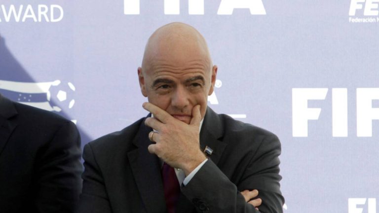 Inventores del spray de las faltas piden 4 años de cárcel para Infantino