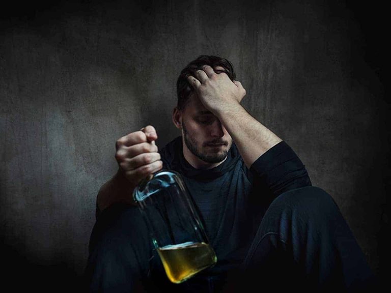 Beber alcohol no mata el coronavirus SARS-CoV-2, advierte la OMS