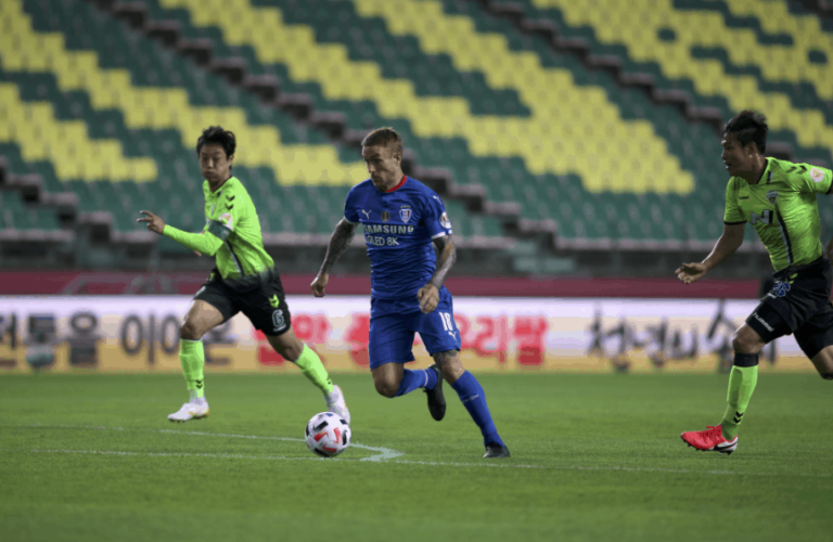 (VIDEO-FOTO) Sin público, sin festejos y con un estricto control volvió el fútbol en Corea del Sur