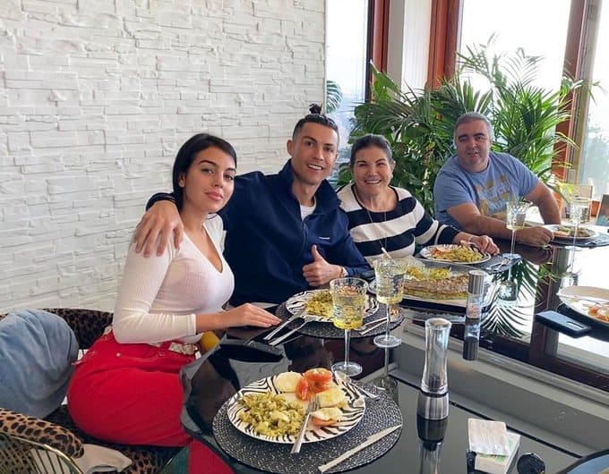 ¿Problemas para Cristiano?… Habría un distanciamiento entre su novia y su madre