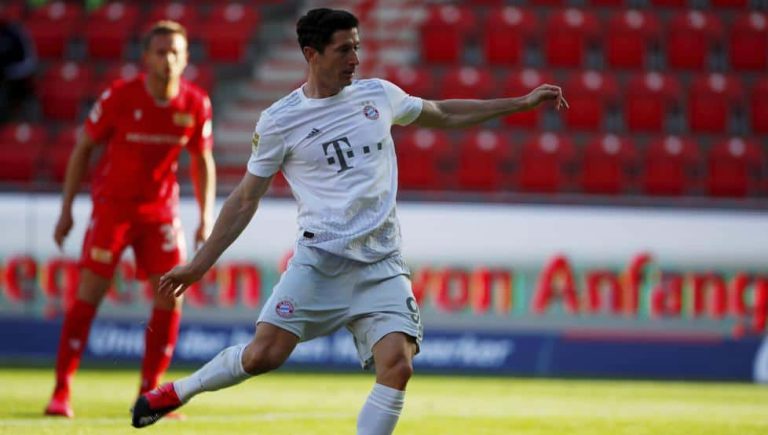 Lewandowski se aleja un poco más de Messi en la Bota de Oro