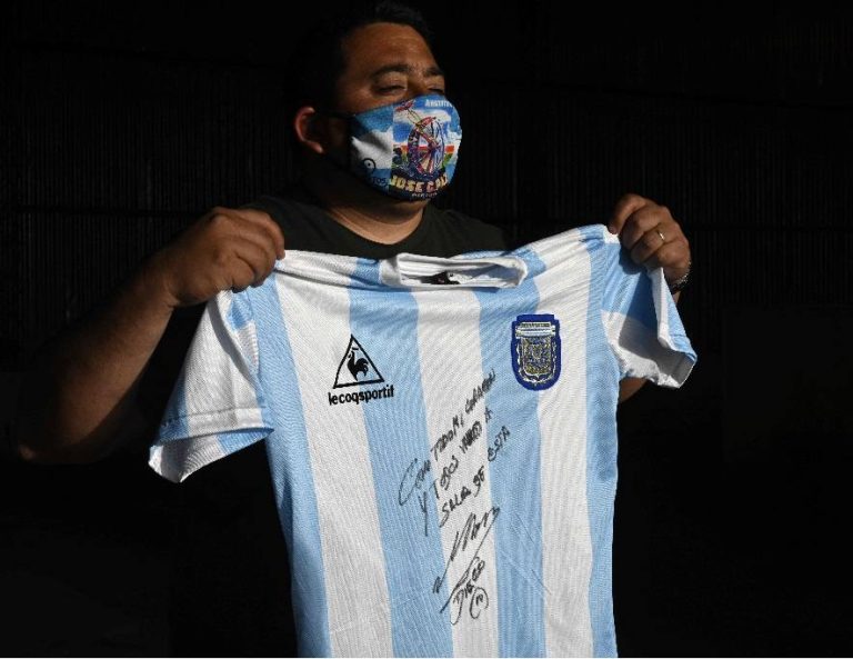 GRAN AYUDA: Se consiguen 600 kilos de alimentos en subasta de camiseta de Diego Maradona
