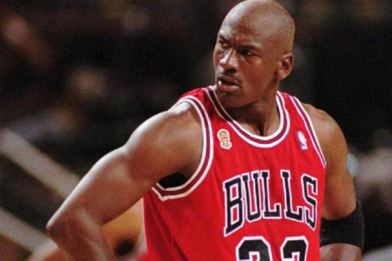 (VIDEO) ¿Michael Jordan como futbolista?