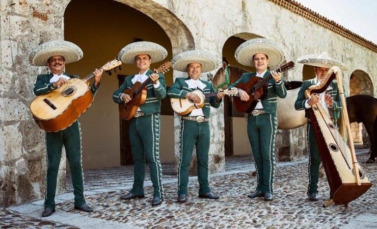 PESE AL COVID-19: Autorizaron las serenatas en Ecuador por el Día de la Madre