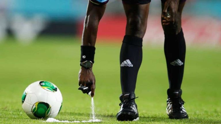FIFA quitó el spray de las faltas de las reglas en pleno juicio contra sus inventores
