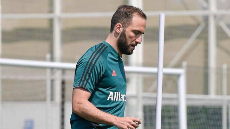 Higuaín no levanta cabeza