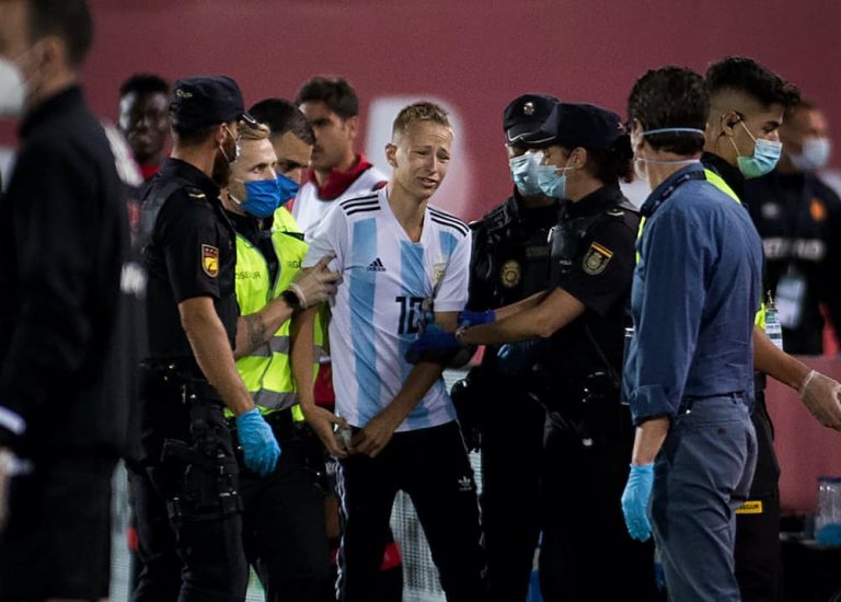 La Liga Española denunciará al invasor de campo del Mallorca vs Barça