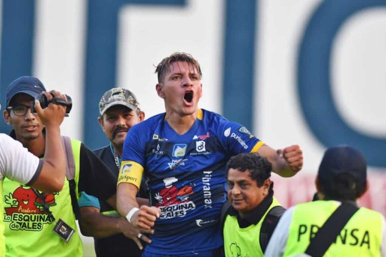 Delfín no quiere soltar a Carlos Garcés hasta fin de año