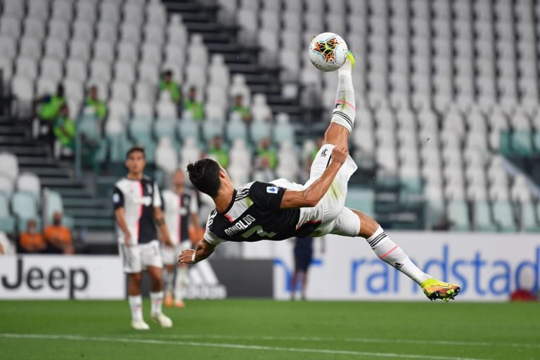(VIDEO) NO LE SALIÓ EL GOL: ¡CR7 quiso sorprender de chilena!