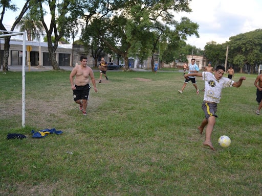 Rompieron la cuarentena para jugar al fútbol y agredieron a la Policía