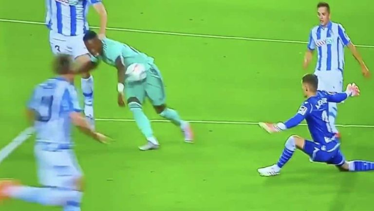 (VIDEO) Polémico penal a favor del Madrid… ¿Y el VAR?