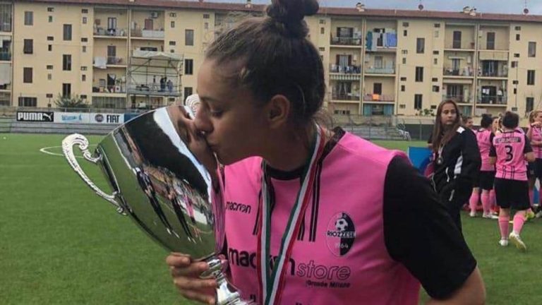 Una futbolista italiana murió al estrellarse contra un camión
