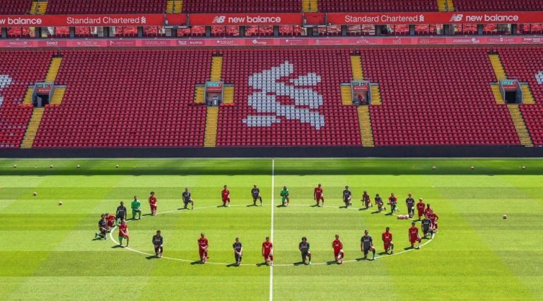 La plantilla del Liverpool se arrodilla por George Floyd