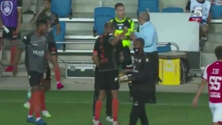 ¡Amenaza con dar un puñete a su DT, pide lanzar un penal decisivo!