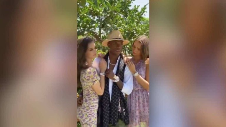 (VIDEO) Vinicius se relaja en Ibiza con dos supermodelos