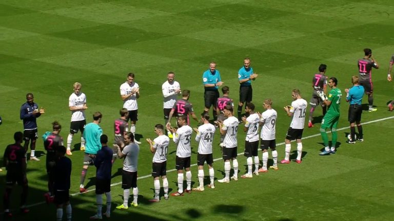 (FOTOS) Le hicieron el pasillo de campeón al Leeds de Bielsa