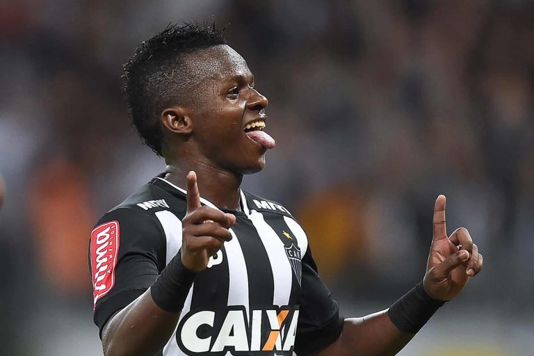 Juan Cazares, cerca de Corinthians