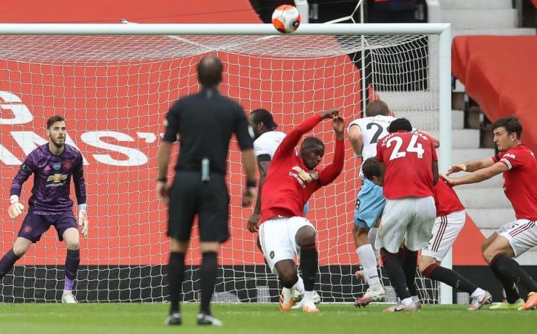 (VIDEO) Pogba y su insólita mano en tiro libre con el United