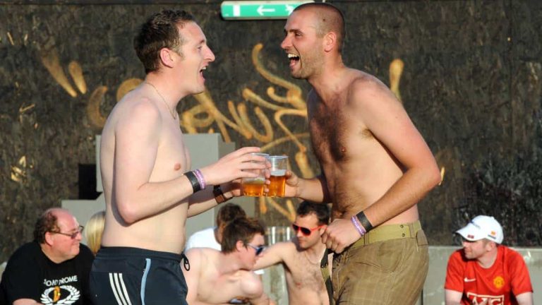 ¿Vuelta del alcohol a los estadios de la Premier 35 años después?