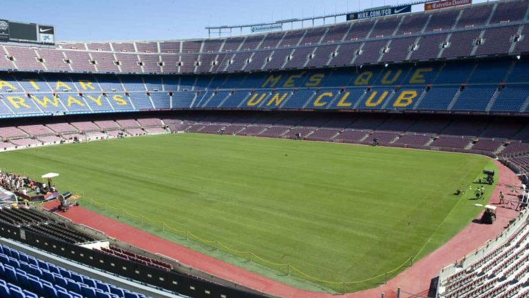 El Camp Nou renueva el césped de cara a la próxima temporada