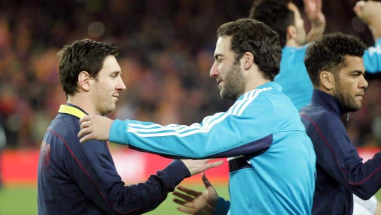 Higuaín desaconseja a Messi ir a la Premier: “Te ‘cagan’ a patadas”