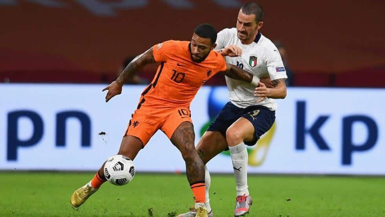 El Barça va por Depay y busca incluir a Umtiti