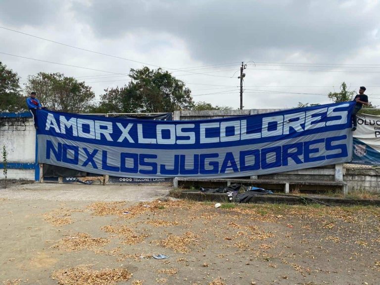 (VIDEO) Hinchas de Emelec reclamaron a sus jugadores en el Complejo