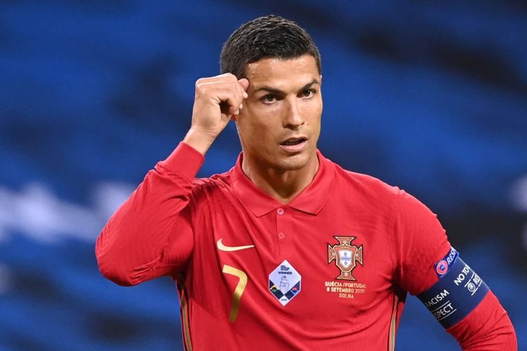 (VIDEO) DOBLETE y GOLAZOS de CR7 en la victoria de Portugal