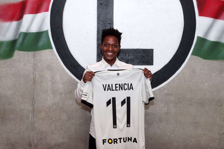 Joel Valencia, presentado por el Legia