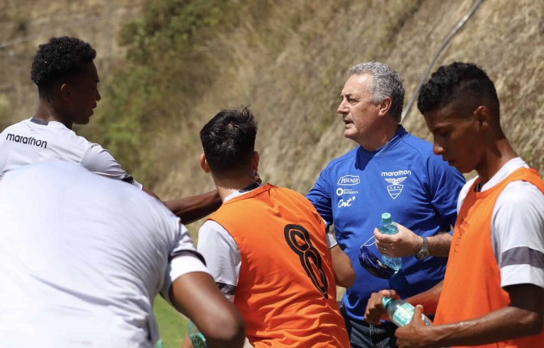 VIENDO A LA NUEVA CAMADA: Alfaro observó práctica de la Sub 20