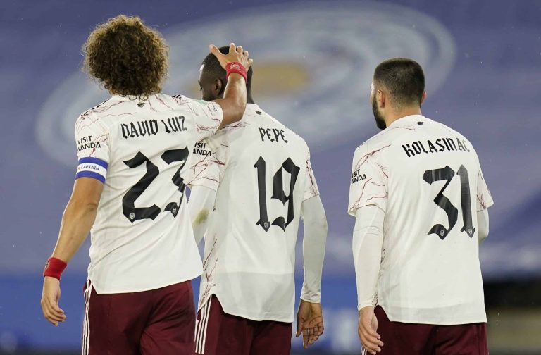 (VIDEO) Arsenal ganó y eliminó al Leicester en la Copa de la Liga
