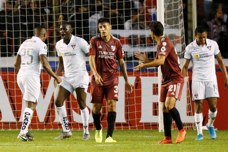 Posibles alineaciones de River y LDU para esta noche
