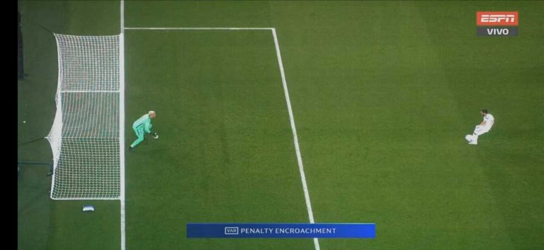 (VIDEO) VAR en el gol del United: Atajó Keylor pero repitieron el penal