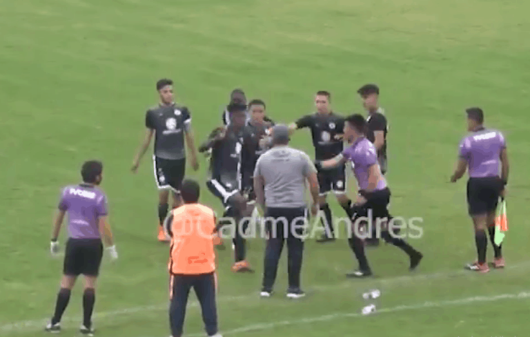 (VIDEO) ¡Brutal patada de un jugador en la Segunda Categoría!